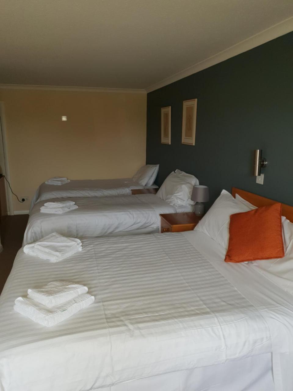 Queensberry Arms Hotel Annan Bagian luar foto